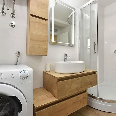 Apartment With A - C In Stinjan-istrien 53176 Stinjan